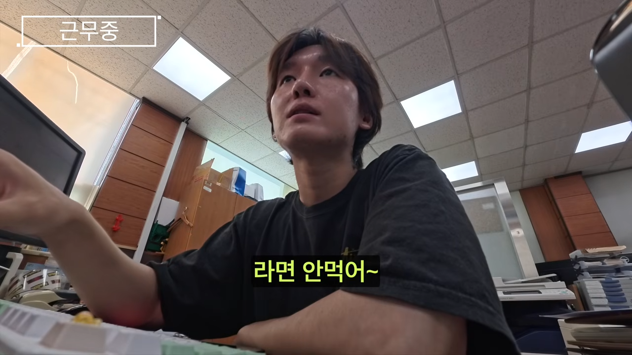 ozYj9hFI-HU 00-01-23 Normaltic Place (4) 민원대 공무원 브이로그 _공시생 필독 영상_.png